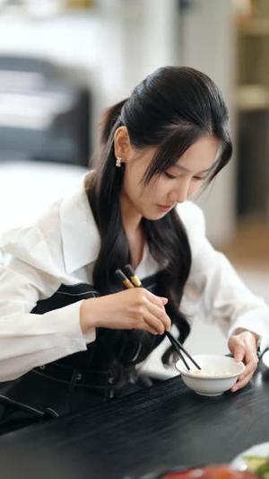 《婆婆包了韭菜鸡蛋饺子,我吃完后她崩溃了(77集)张珊珊&伍中元(1080P)(夸克网盘)》短剧封面