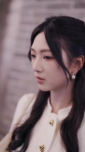 《满级女友她又掉马甲了（99集）魏佳宁＆方樱子（夸克网盘）》短剧封面
