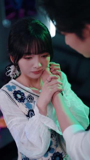 《暗吻月光（75集）侯朋岩＆烨喵（1080P）（夸克网盘）》短剧封面