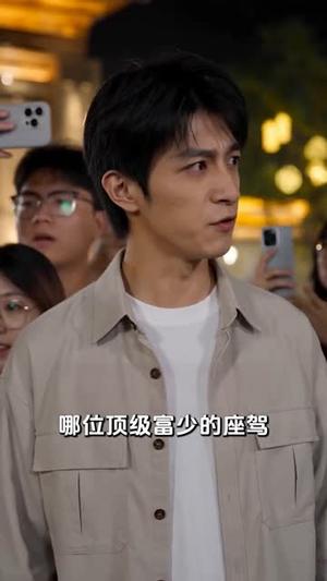 《摆摊不留名,治好满江城第二季(85集)(夸克网盘)》短剧封面