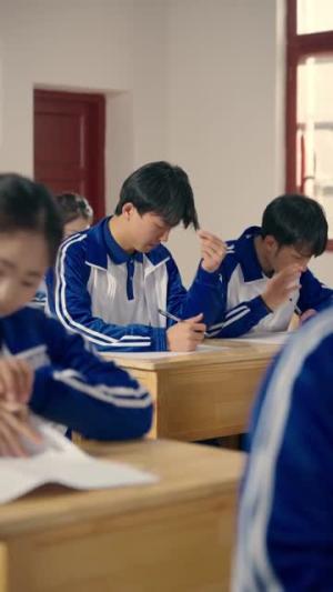 《睁开眼,回到妹妹被侵害前夕(82集)寇腾文&郭扬子(夸克网盘)》短剧封面