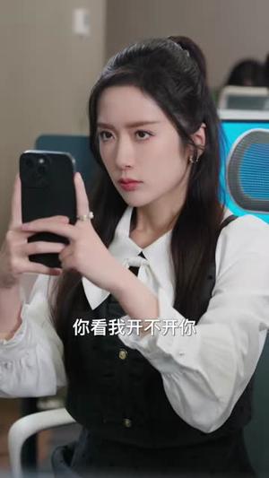 《让你下山救苍生,你上班摸鱼撩总裁(80集)陈丹&陈敬德(夸克网盘)》短剧封面