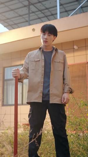 《大四穷学生：连通外星宝地（78集）张子烨&邓靖（夸克网盘）》短剧封面