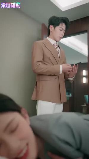 《裴总的千亿村花夫人(夸克网盘)》短剧封面
