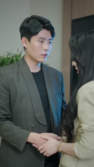 《系统让我宠妻，引发财富连锁反应（103集）韩雨轩＆刘金妍（夸克网盘）》短剧封面