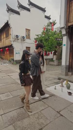 《神级鉴宝,老婆带我登顶峰路(80集)林少荣&一然(夸克网盘)》短剧封面