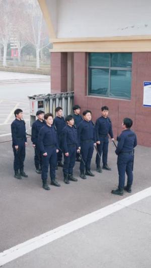 《大学:保安签到四年,校长求我不要走&大学保安签到四年校长求我不要走(97集)都钊&肖茜文(夸克网盘)》短剧封面