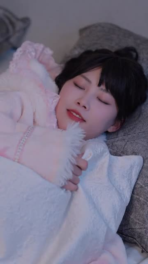 《糟糕！新婚夜！和姐姐走错了婚房＆糟糕新婚夜和姐姐走错了婚房（77集）陈小满＆韩笑＆黄金成＆潘知鹏（夸克网盘）》短剧封面