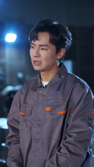 《觉醒系统后,过年回家爽翻天(80集)张闻宇&潘紫允(夸克网盘)》短剧封面